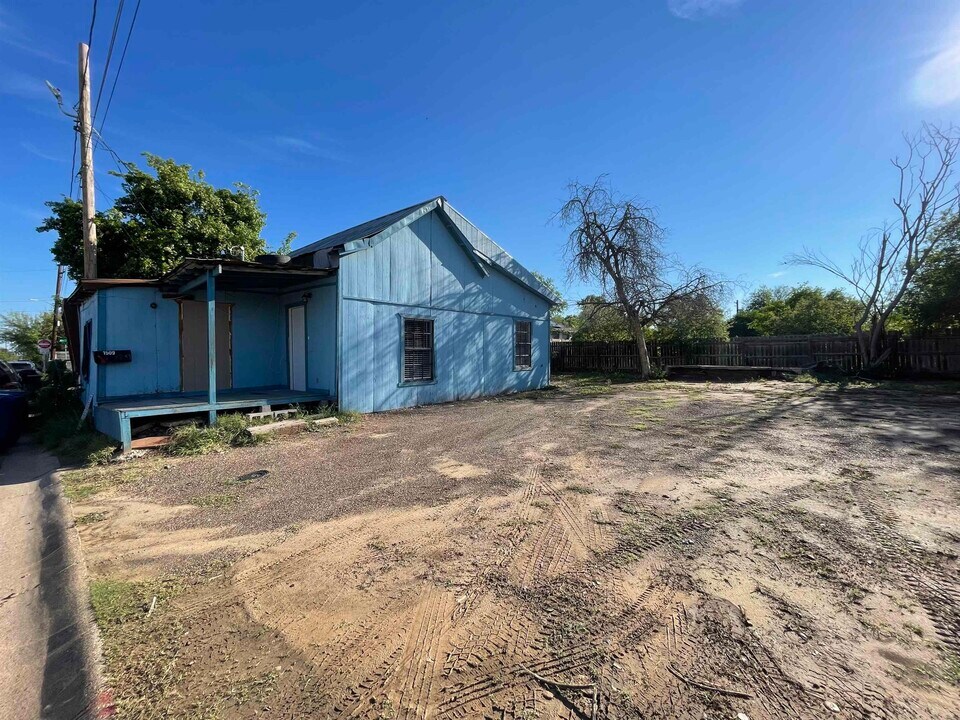 1509 Monterrey Ave in Laredo, TX - Building Photo
