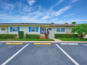 2804 Crosley Dr E in West Palm Beach, FL - Building Photo - Building Photo