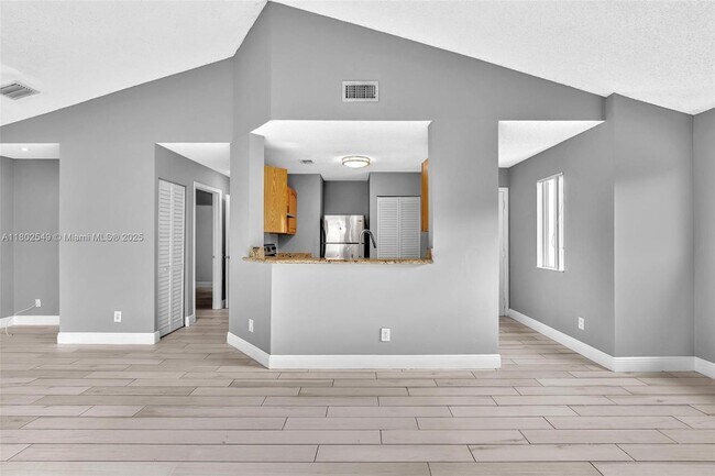 3473 NW 44th St, Unit 201 in Lauderdale Lakes, FL - Building Photo - Building Photo