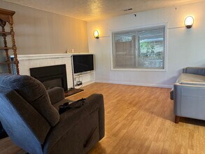 412 W Alpha St in Roseburg, OR - Building Photo - Building Photo