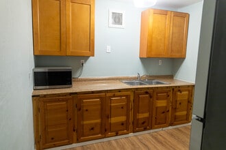 2233 S 2nd Ave in Pocatello, ID - Foto de edificio - Building Photo