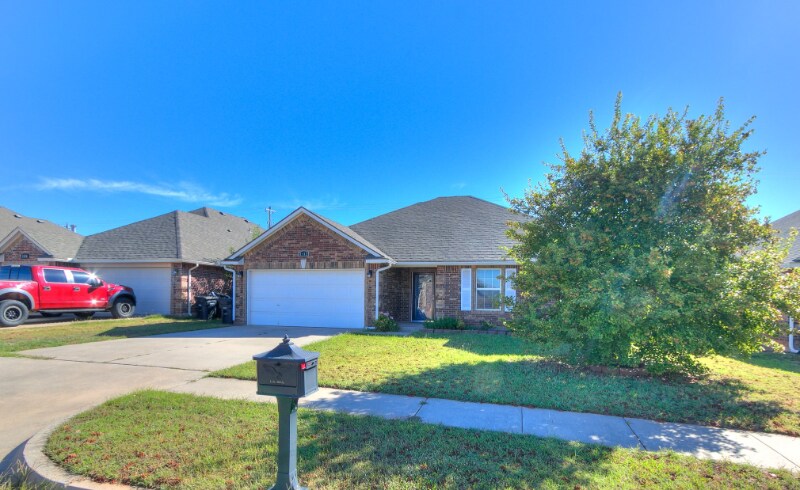 1112 Bryan Dr in Moore, OK - Foto de edificio