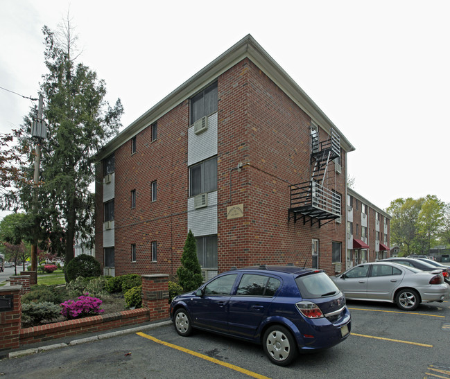 Harrison Gardens in Belleville, NJ - Foto de edificio - Building Photo