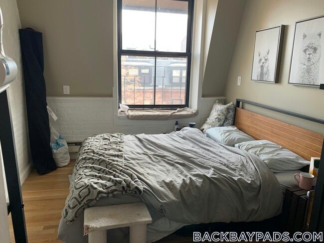 113 Beacon St, Unit 2R in Boston, MA - Foto de edificio - Building Photo