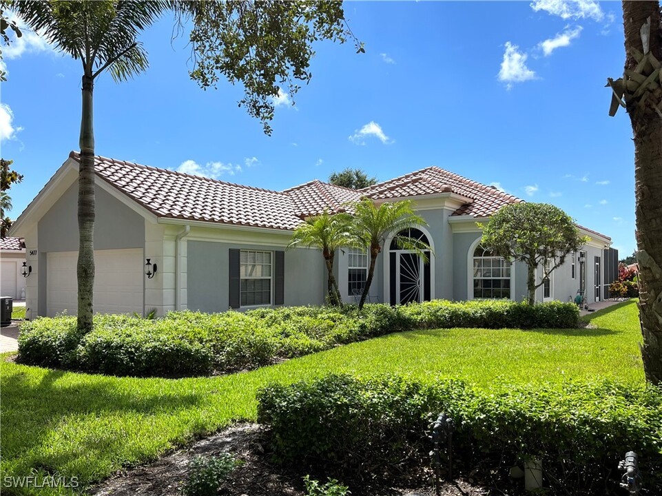 5477 Freeport Ln in Naples, FL - Foto de edificio