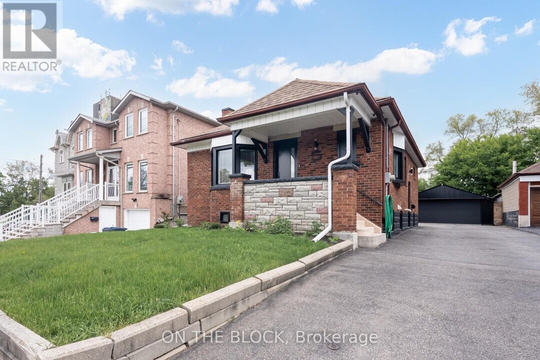 5 East Dr in Toronto, ON - Building Photo