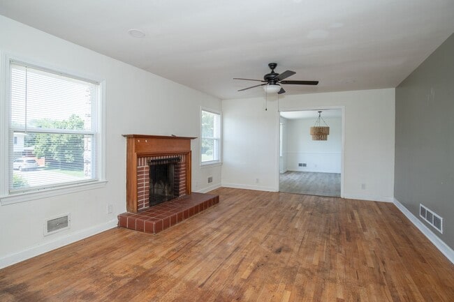 6803 Mariposa Dr in Louisville, KY - Building Photo - Building Photo
