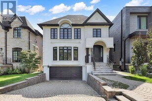 737 Woburn Ave in Toronto, ON - Building Photo