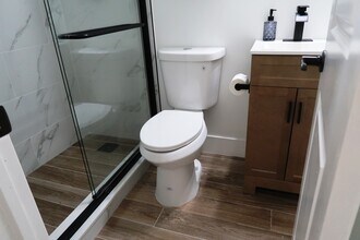 6118 SW 19th St, Unit Room Furnitured in Miramar, FL - Building Photo - Building Photo