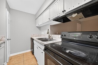 7703 Moonmist Dr in Houston, TX - Foto de edificio - Building Photo