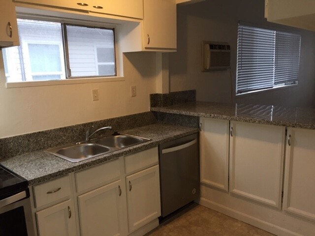 2724 Santa Clara Way in Sacramento, CA - Building Photo