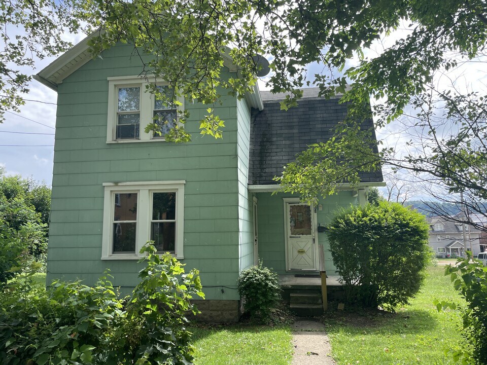 708 Penn Ave in Midland, PA - Building Photo