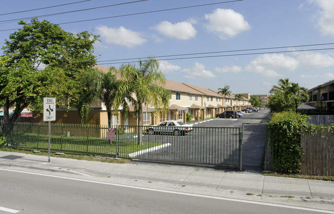 Midway Villas in Miami, FL - Foto de edificio - Building Photo