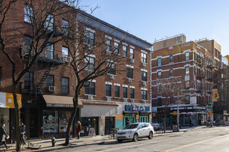 210-212 Avenue A in New York, NY - Foto de edificio - Building Photo