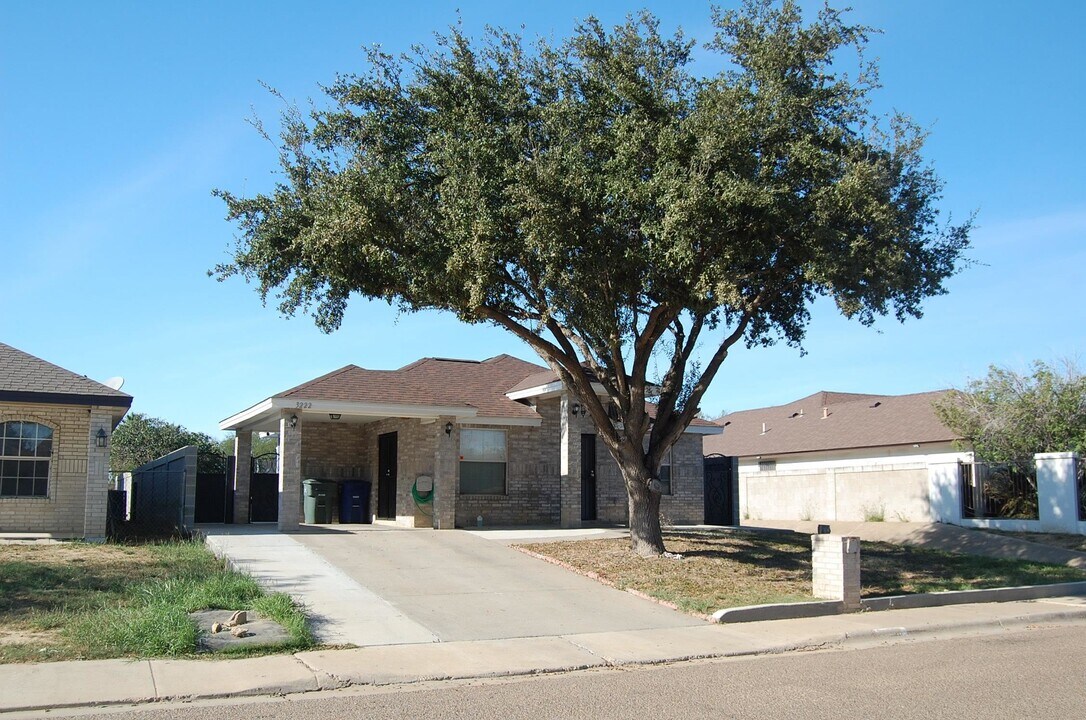 3222 Monclova Dr in Laredo, TX - Building Photo