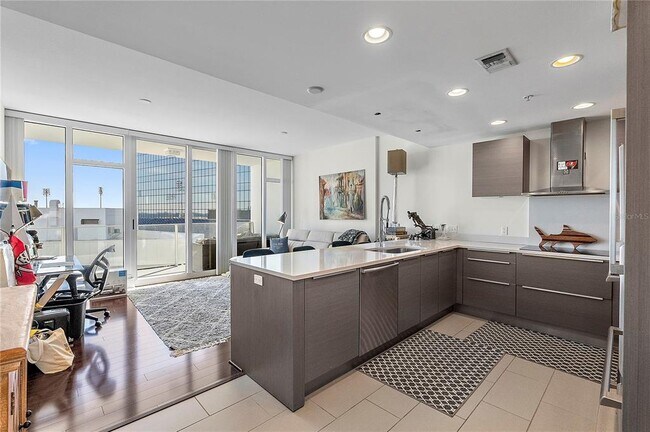 175 1st St S in St. Petersburg, FL - Foto de edificio - Building Photo