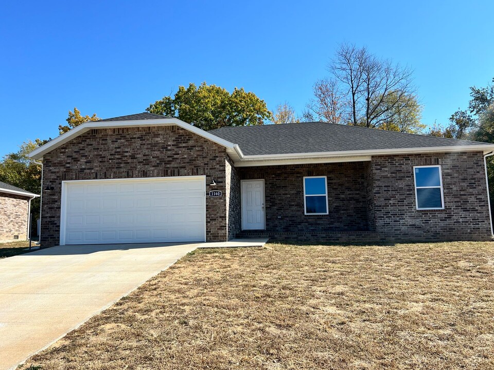 1160 S Mission Ave in Bolivar, MO - Building Photo