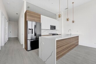 2400 W Wabansia Ave in Chicago, IL - Building Photo - Building Photo