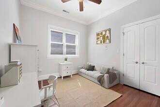 911 W Roscoe St, Unit 4 in Chicago, IL - Foto de edificio - Building Photo