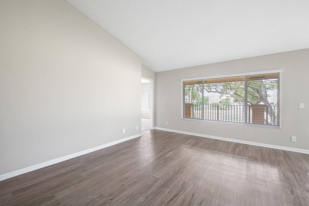 Pinebrook Pointe Apartments in Margate, FL