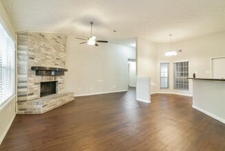 15206 Ringfield Dr in Houston, TX - Building Photo - Building Photo