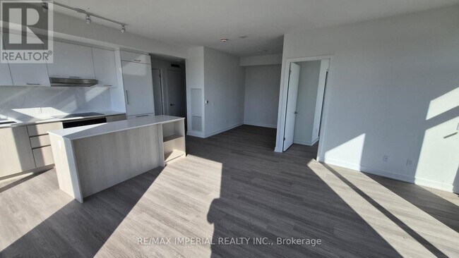 8188 Yonge St in Vaughan, ON - Building Photo - Building Photo