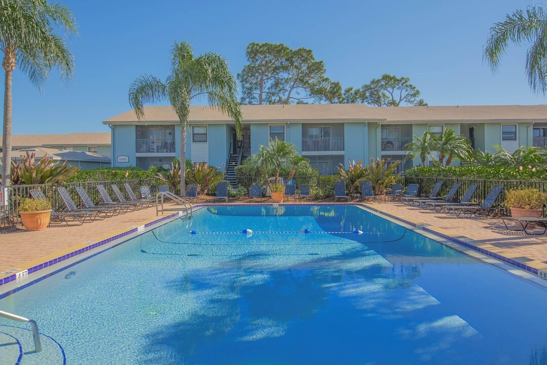 Sienna Bay in St. Petersburg, FL - Foto de edificio