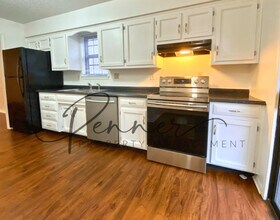 811 NE Barnes Dr in Lee's Summit, MO - Building Photo - Building Photo