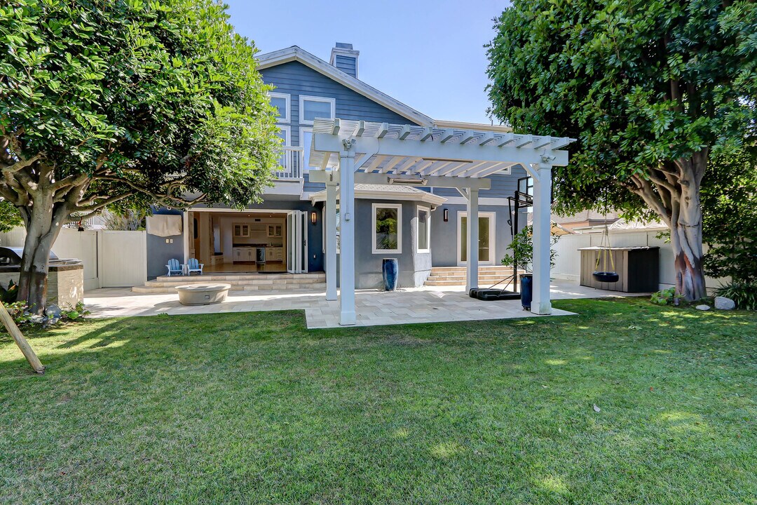 947 10th St in Manhattan Beach, CA - Building Photo