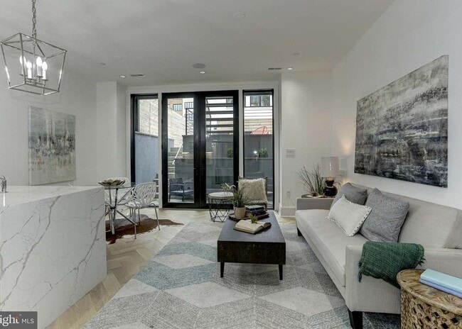 1712 15th St NW, Unit #1 in Washington, DC - Foto de edificio - Building Photo