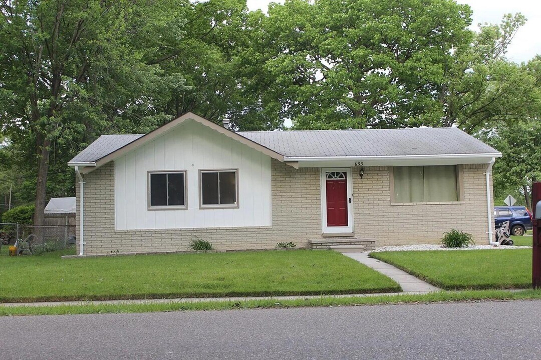 655 Robinwood Dr in Troy, MI - Building Photo
