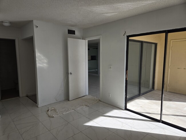 3199 Foxcroft Rd, Unit Miramar Club in Miramar, FL - Building Photo - Building Photo