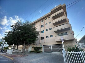 6880 Abbott Ave in Miami Beach, FL - Building Photo