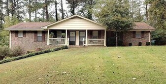 4911 Valley Dale Dr SW in Lilburn, GA - Building Photo