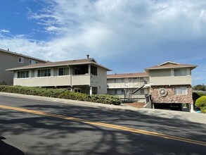 1205 Geraldine Way in Belmont, CA - Building Photo - Building Photo