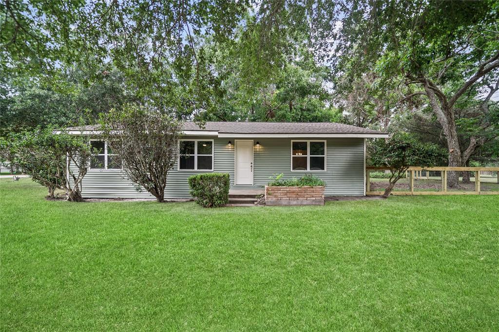 2122 Stadium Dr in Alvin, TX - Building Photo