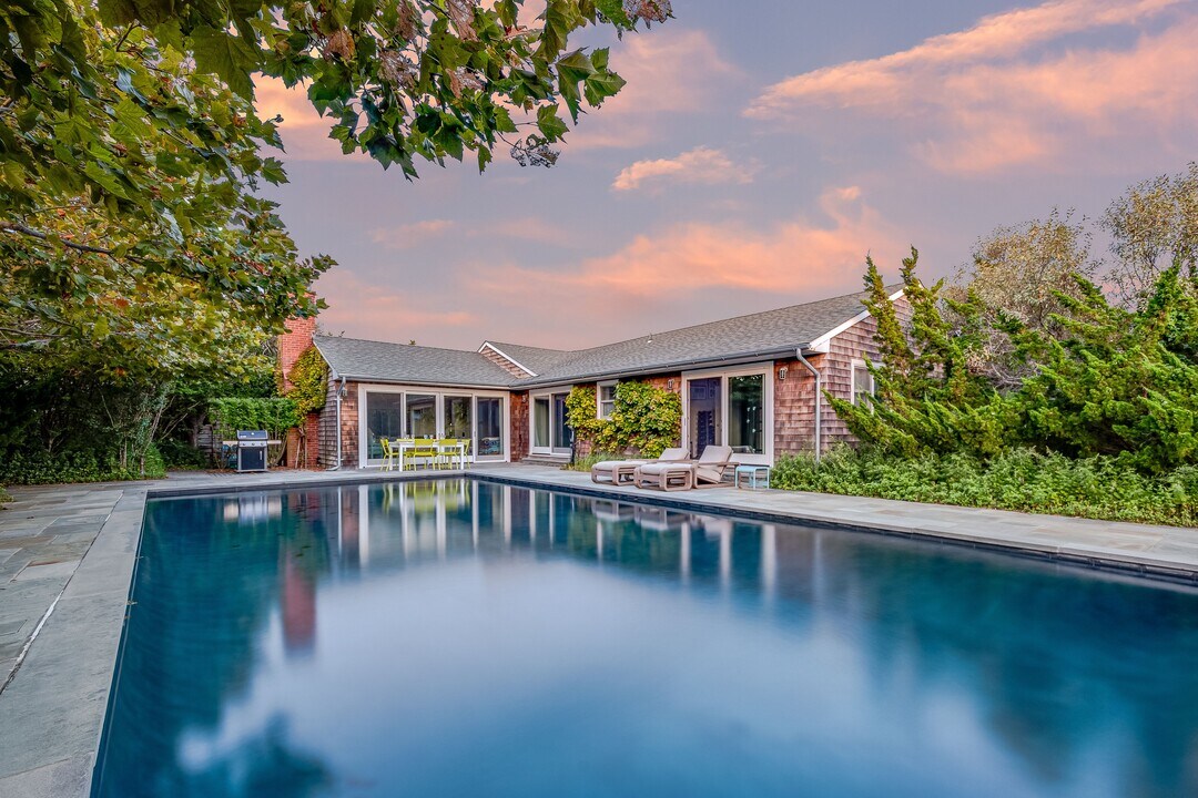 48 Sandpiper Ln in Amagansett, NY - Building Photo