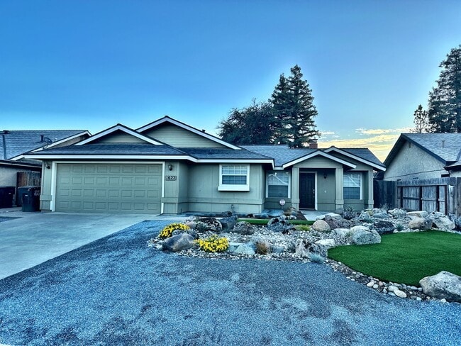 1622 S Peppertree Ct in Visalia, CA - Foto de edificio - Building Photo