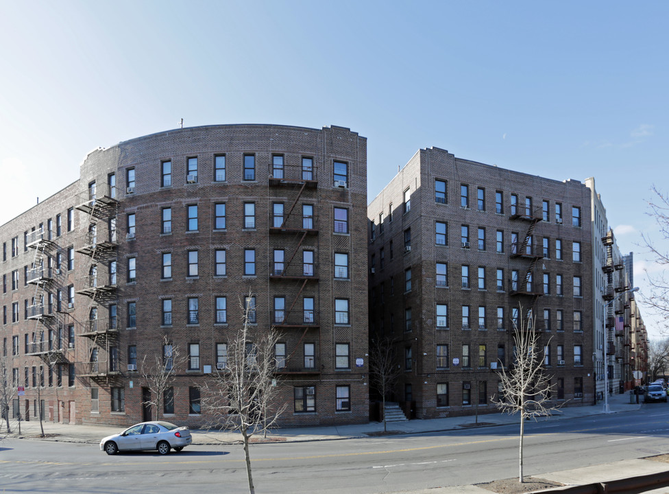 36-38 W Gun Hill Rd in Bronx, NY - Building Photo