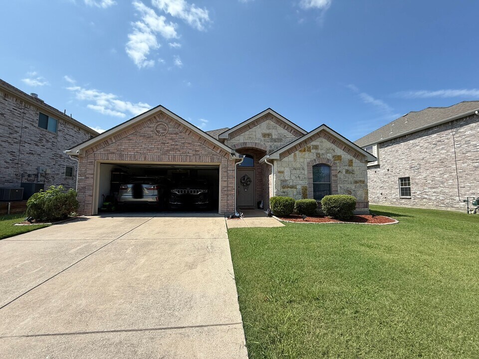 1913 Fountain Spray Dr in Wylie, TX - Building Photo