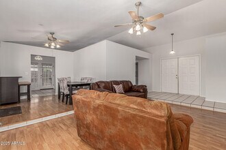 6243 W Cholla St in Glendale, AZ - Foto de edificio - Building Photo