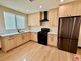 7309 Yarmouth Ave in Los Angeles, CA - Building Photo