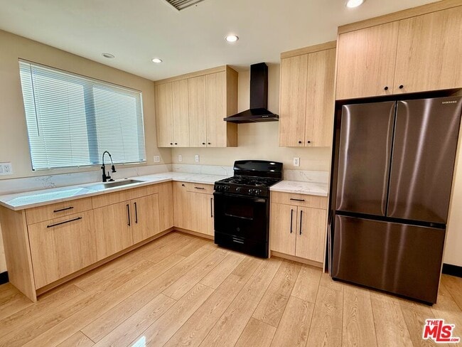 7309 Yarmouth Ave in Los Angeles, CA - Foto de edificio - Building Photo