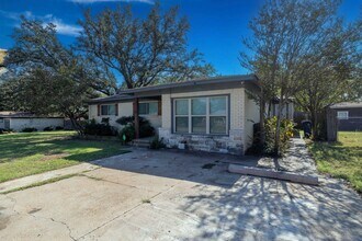 611 Crestview Dr in Granbury, TX - Foto de edificio - Building Photo