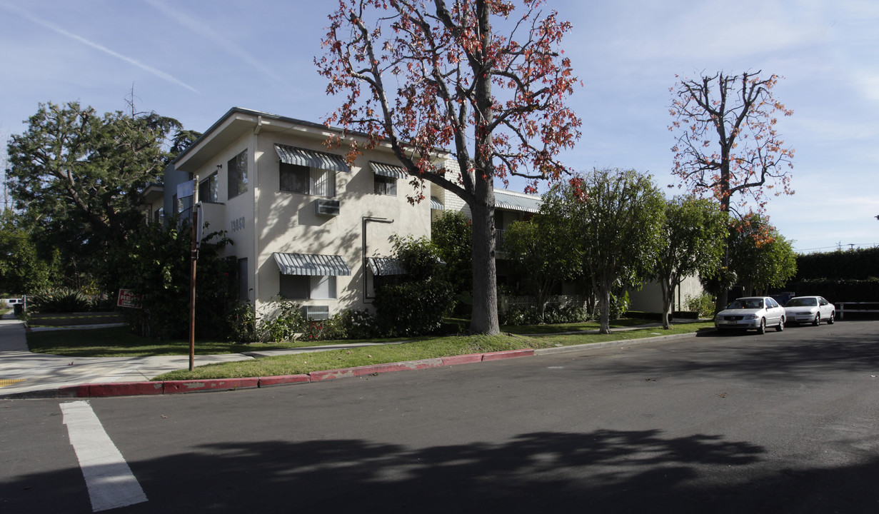 13850 Bessemer St in Van Nuys, CA - Building Photo