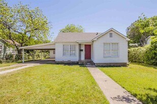 618 Adams Ave in McGregor, TX - Building Photo