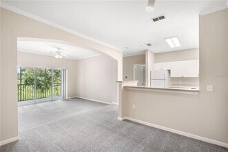 9301 Crescent Loop Cir in Tampa, FL - Building Photo - Building Photo