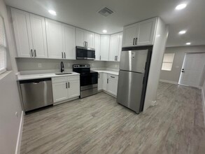 2590 Hayden Dr in Palm Springs, FL - Building Photo - Building Photo