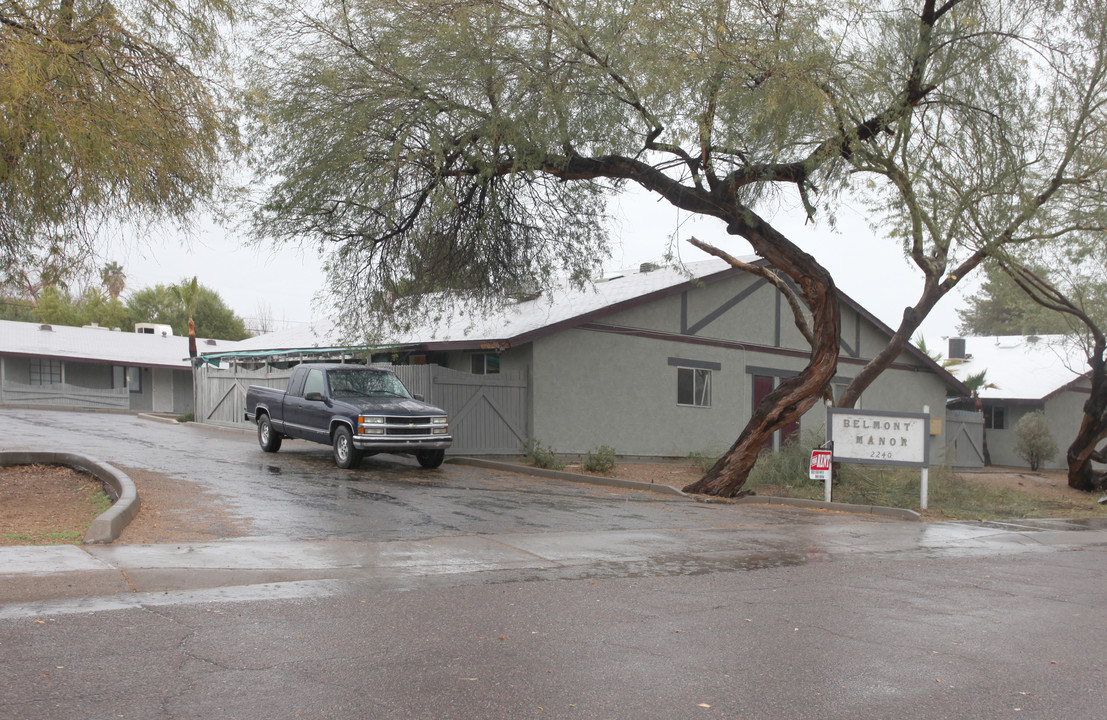 Belmont Manor in Phoenix, AZ - Building Photo