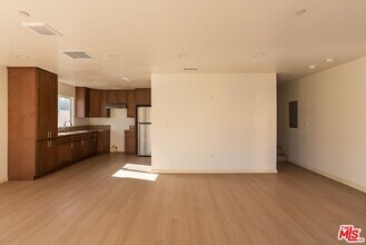 1120 W 110th St in Los Angeles, CA - Building Photo - Building Photo